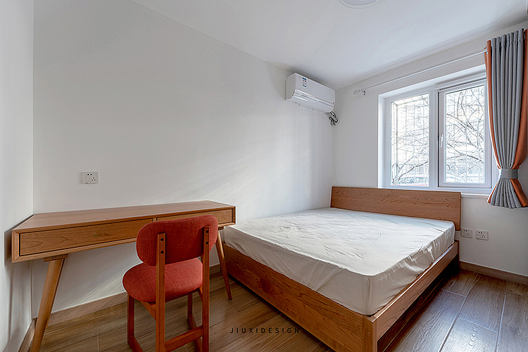 次卧室前期是由长辈居住，后期孩子到了上学的年纪后由孩子居住，所以整体的规划没有做的大的变动。主要的考虑方向还是孩子后期的使用。
