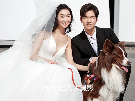 新郎穿上合身的西服，迎接婚纱加身的新娘