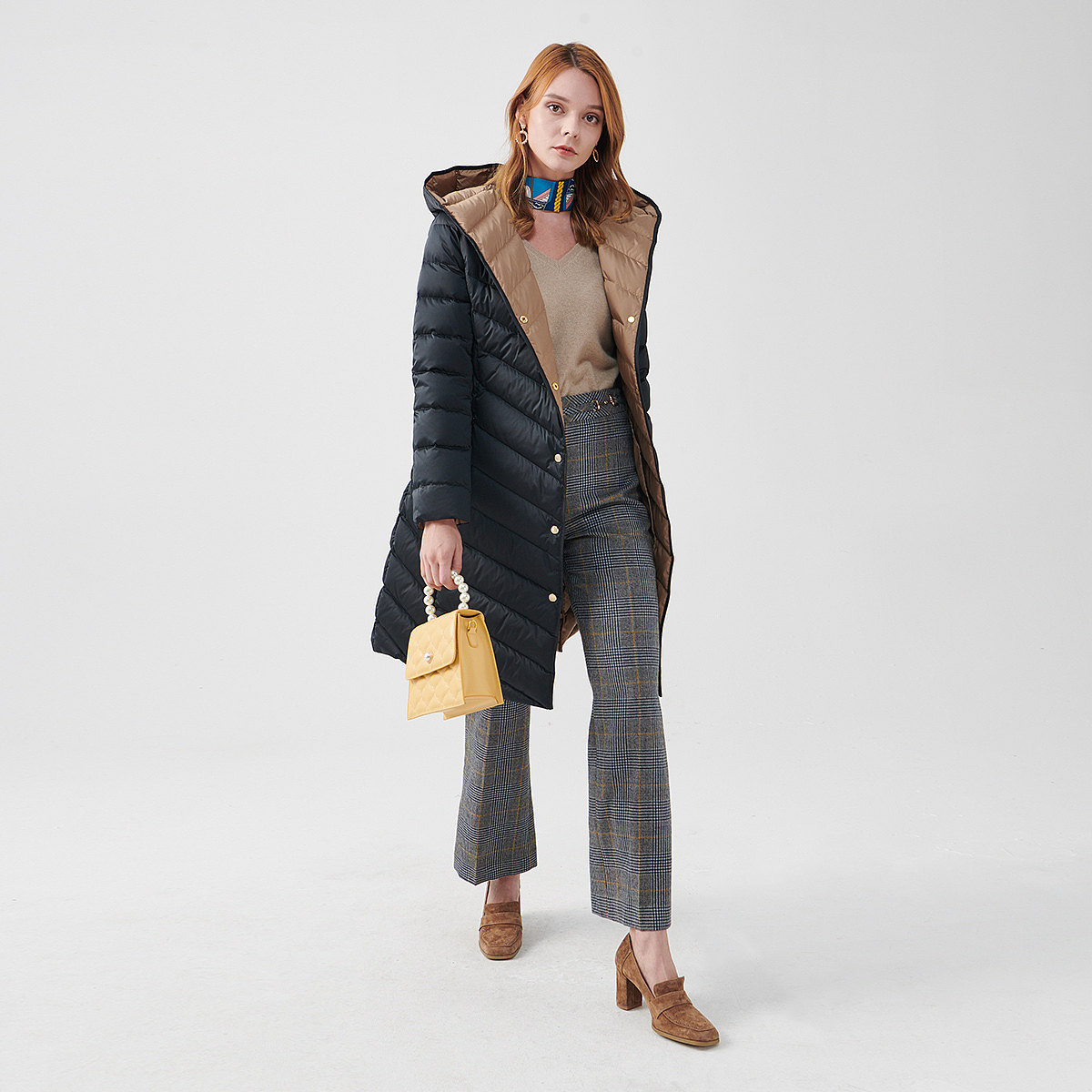 阔腿裤在羽绒服搭配中同样可以收到重用,但是一定要选择面料偏硬朗的来搭,模特这种腿精不需要考虑羽绒服的长度,但是普通人穿着时我还是建议选择短款羽绒,瞬间腿长一米八