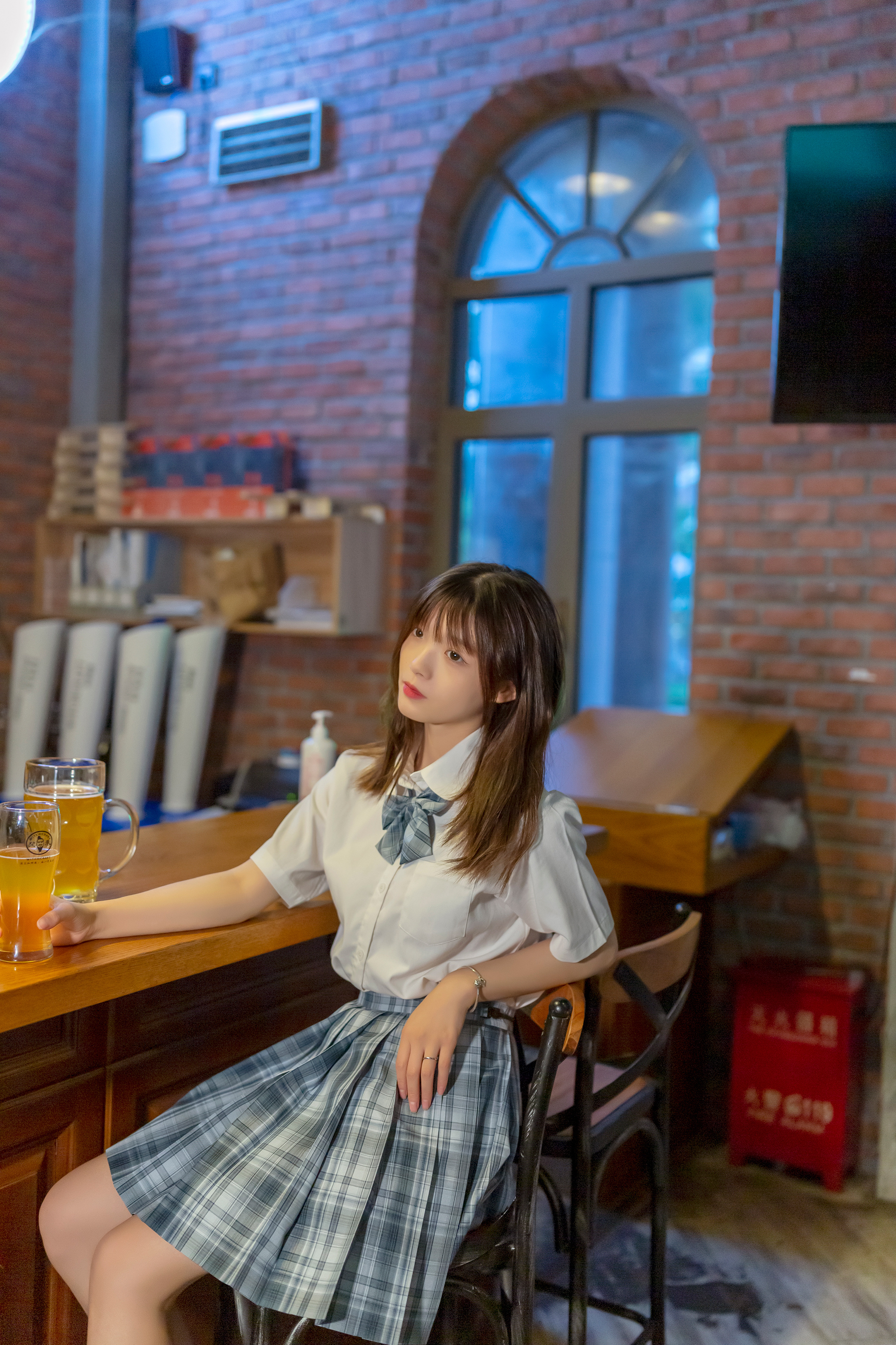 酒吧里的jk少女