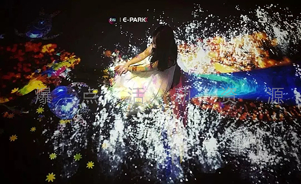 (「鲸鱼梦幻岛」拍摄图)
幽暗深邃的海洋,橙红色的海葵宛如海底盛开的花朵<br>蓝色水底眼前游来过往的是色彩绚烂、美丽异常的海洋生物。