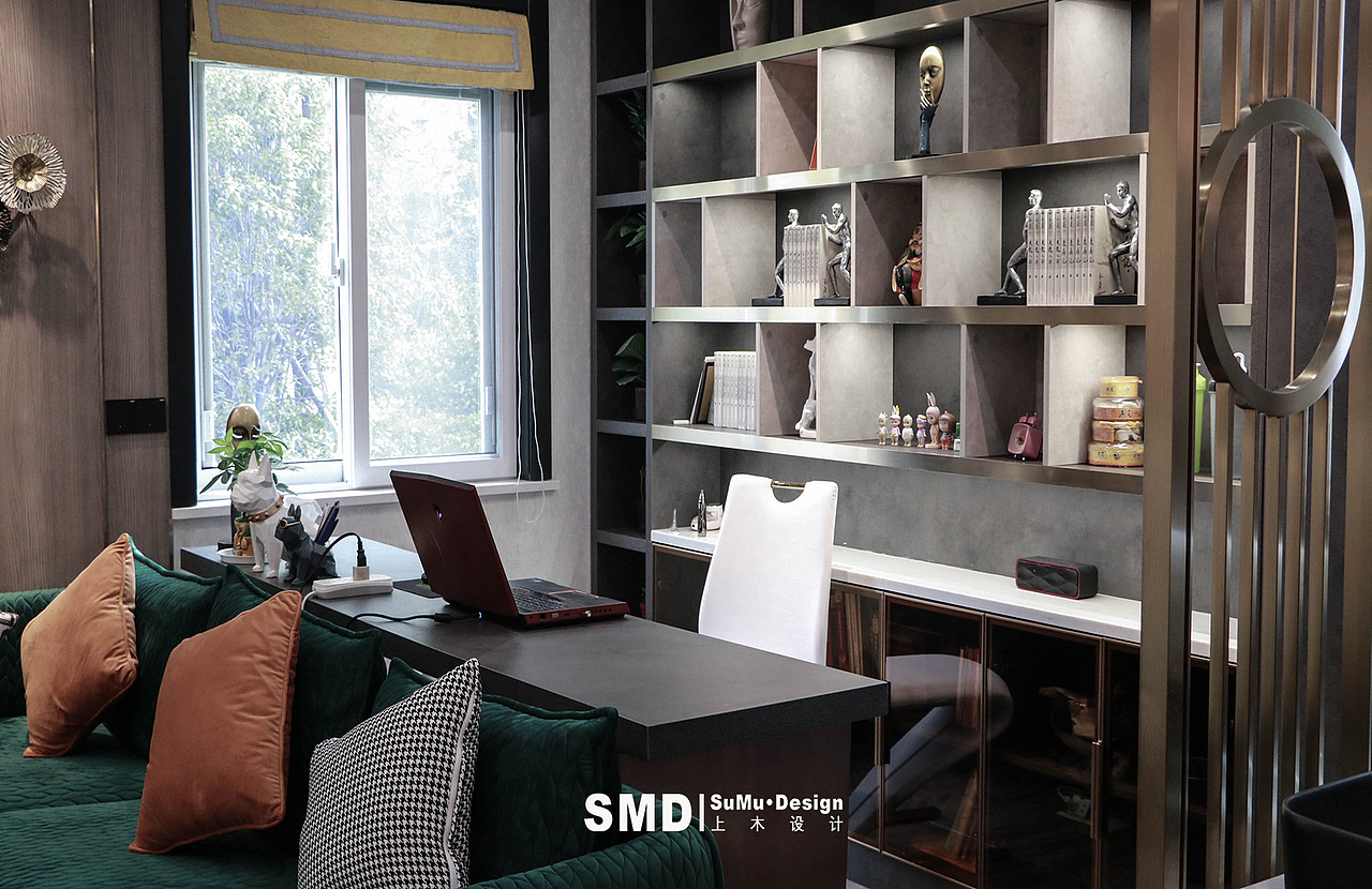 由于常住人口只有小夫妻两,相对比较安静,通长书桌的设置方便主人工作的同时兼顾到同自身家人间的互动性。