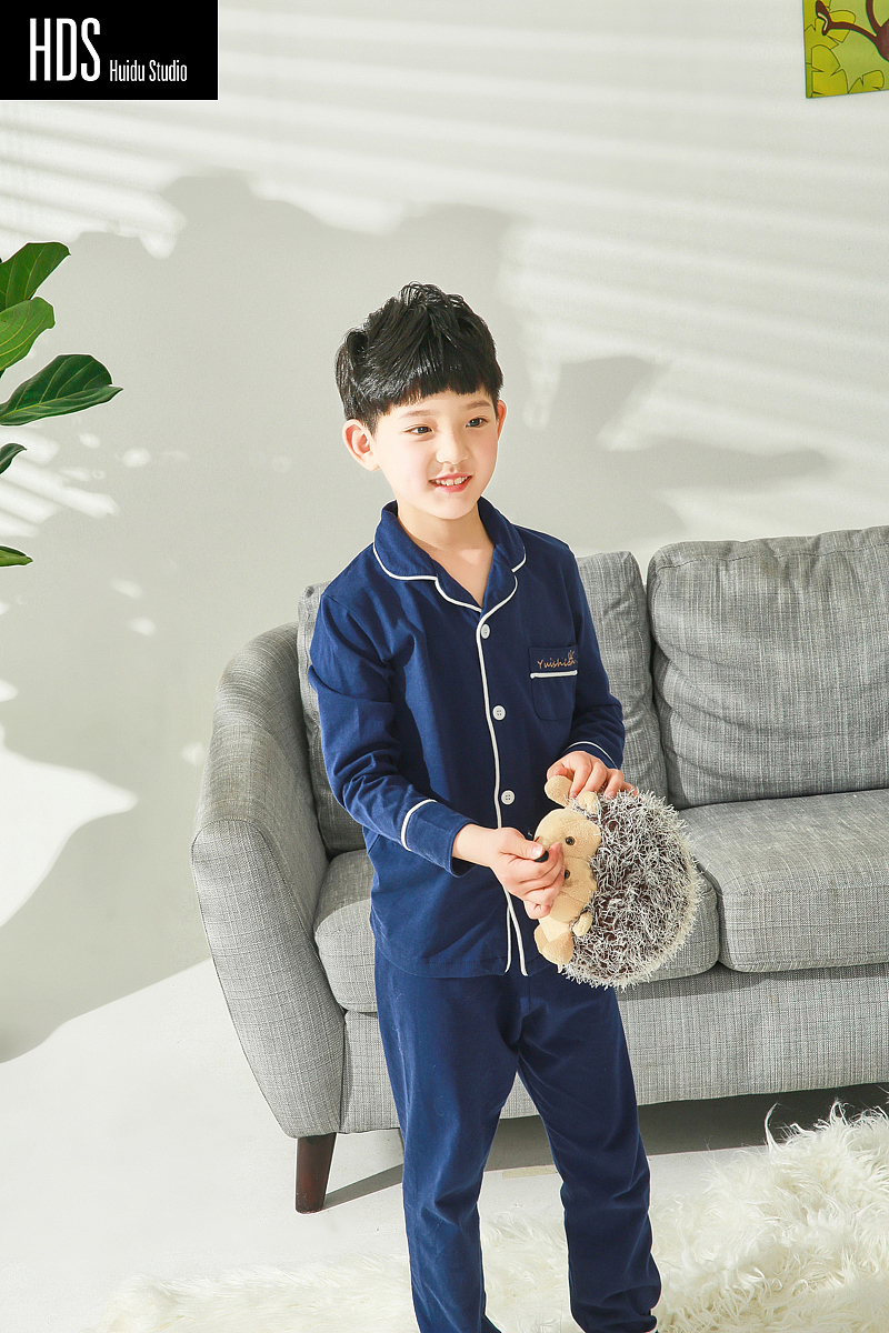 儿童小男孩童装模特家居服室内拍摄