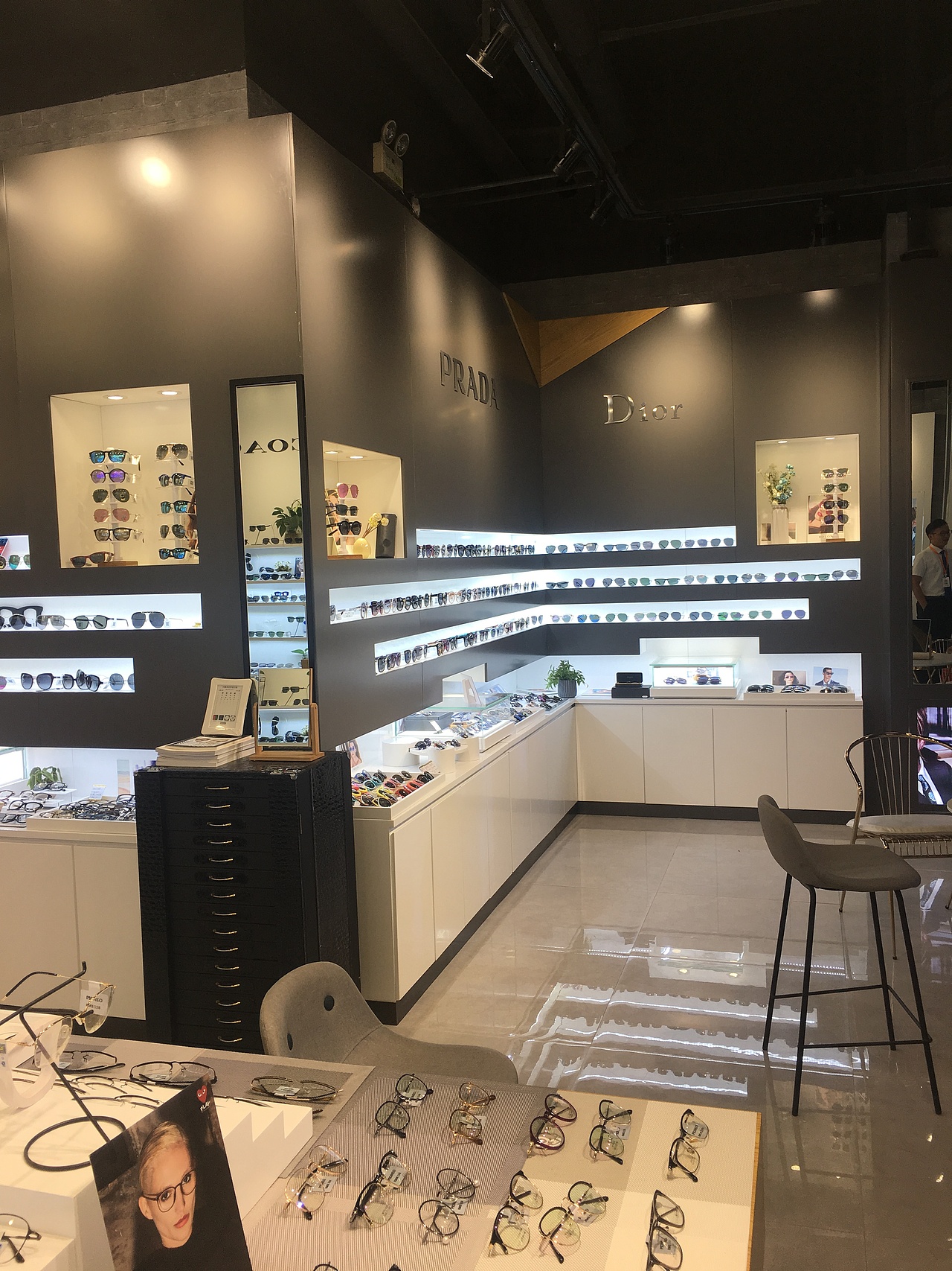 眼鏡店裝修/慕梓眼鏡店裝修設(shè)計(jì)/時(shí)尚商場(chǎng)店/眼鏡陳列（圖ZMjMzMTgzNzgw） - 展陳設(shè)計(jì) - 站酷設(shè)計(jì)師sxipeng原創(chuàng)素材 - 站酷ZCOOL