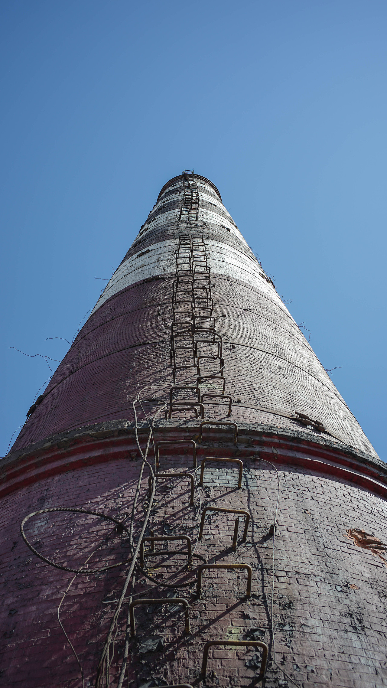 高高烟囱上的铁楼梯