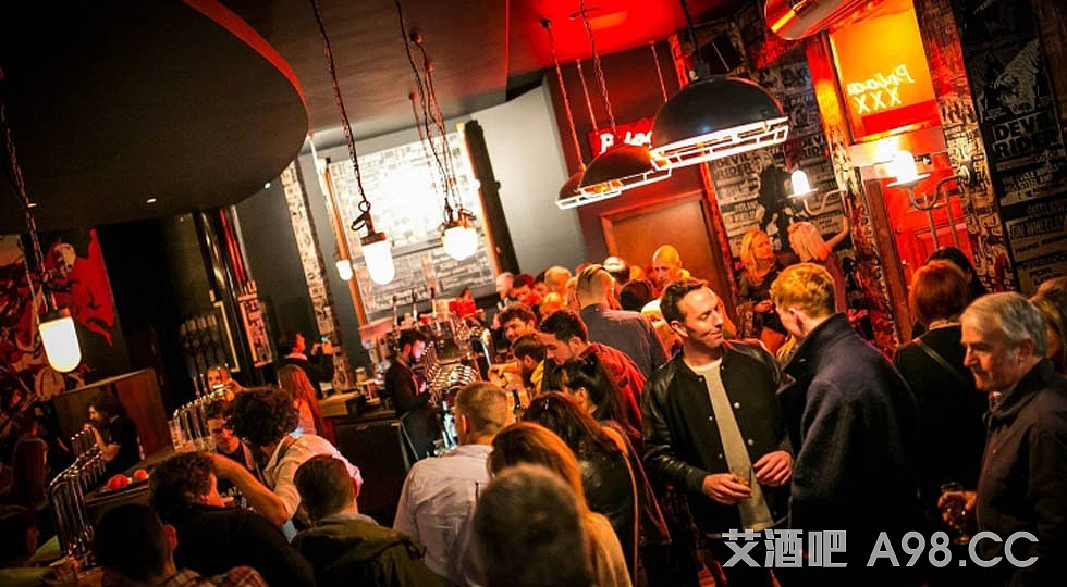 吸人眼球的英国纽卡斯尔datbar酒吧墙面装饰设计