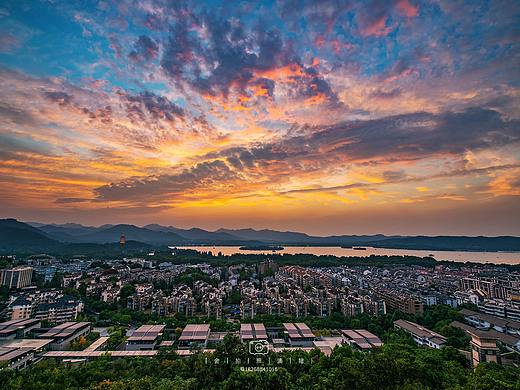 夕阳下的雷峰塔
