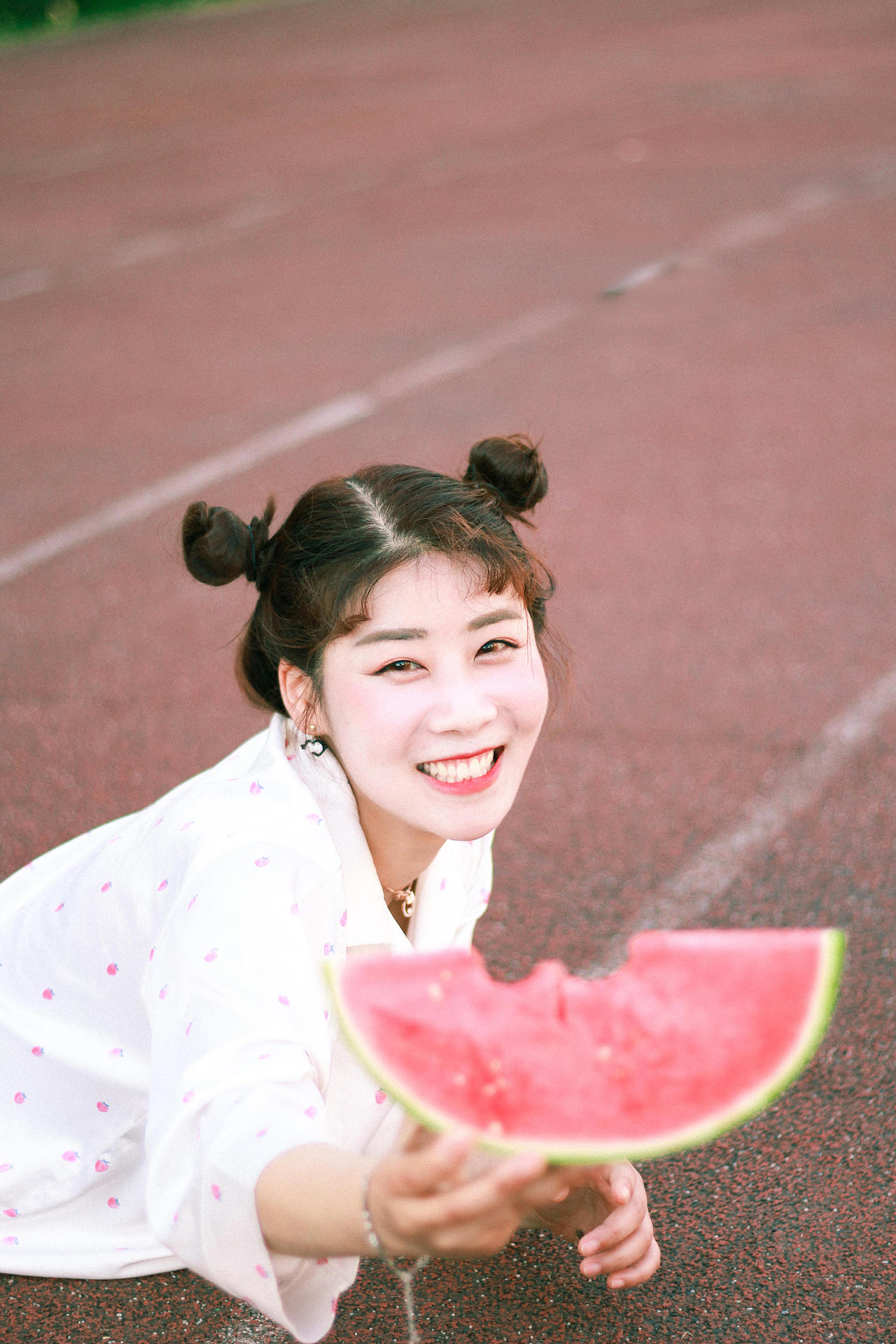 毕业季-操场姐妹花（图ZMTIxMzc4NTc2） - 人像摄影 - 站酷设计师猎人十三原创素材 - 站酷ZCOOL