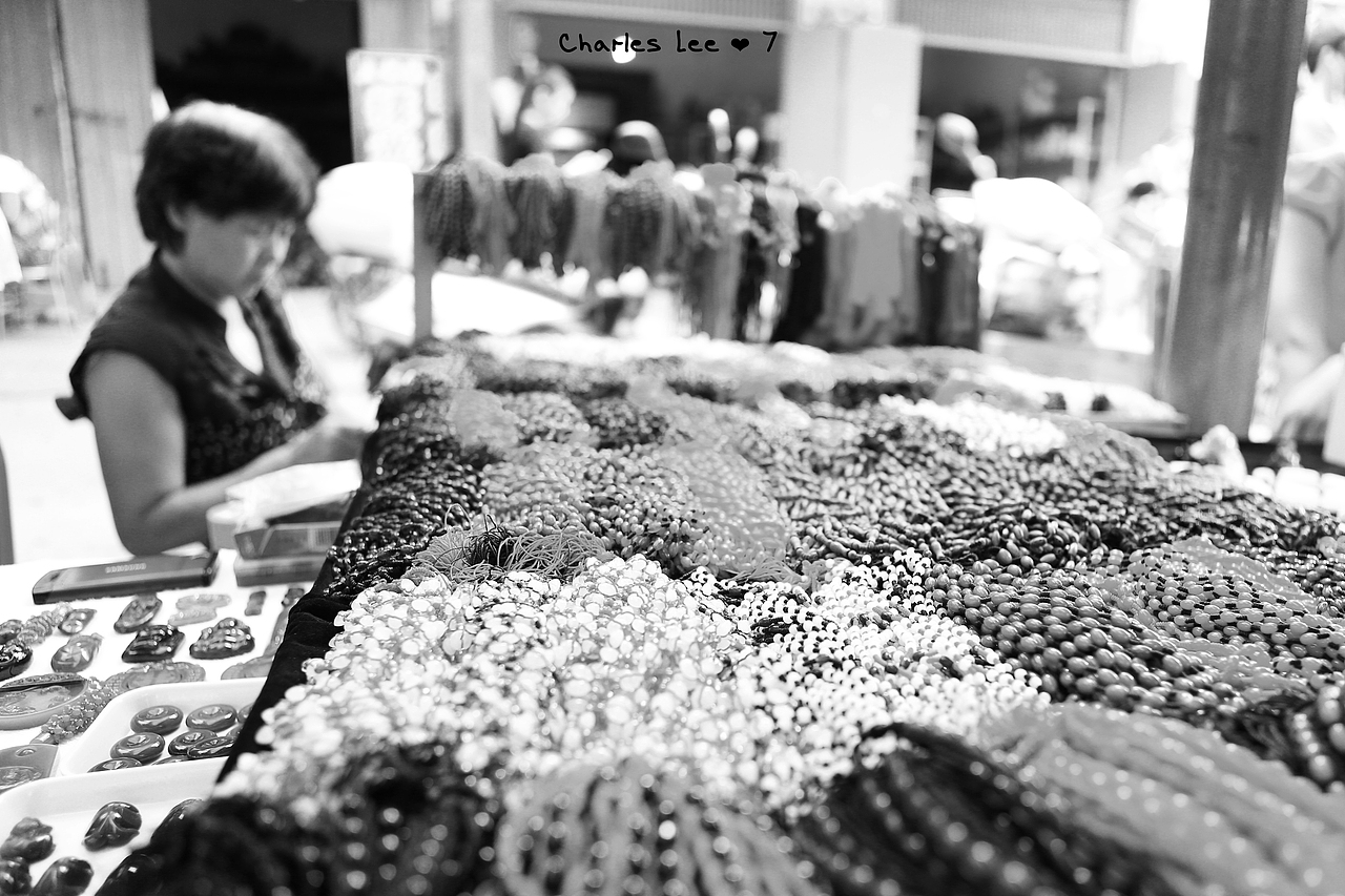 商贩们时刻注意着来往的行人,打量着他们的衣着,期待着有个大客户的降临。