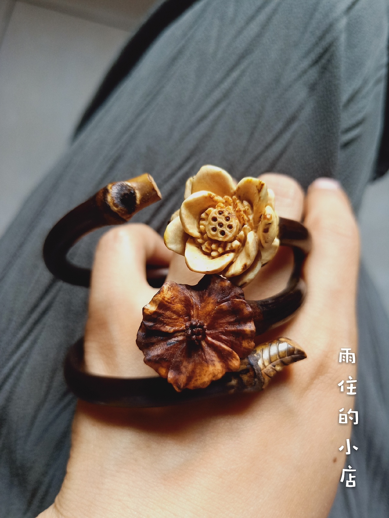 藤枝上的艺术—鸡血藤雕刻手镯