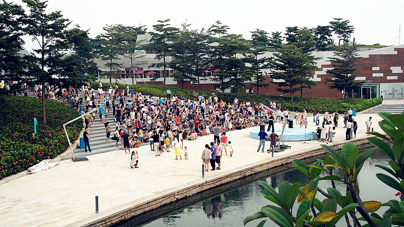 椰林沙滩公园边上是一个小广场,节假日的时候,很多表演者都是会中央举行演出。对面的小夹板上看日落的风景,还是不错的喔~~