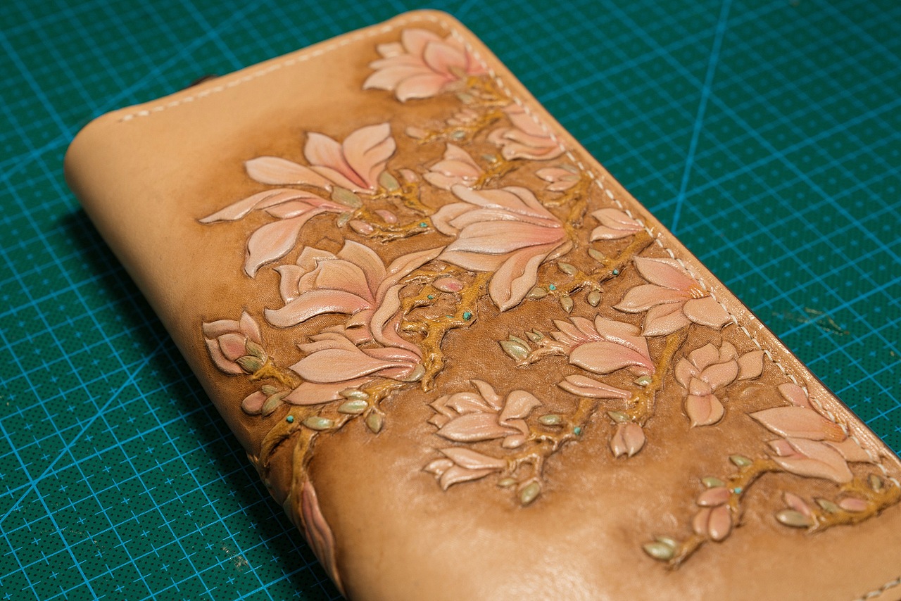 手工皮雕兰花钱夹