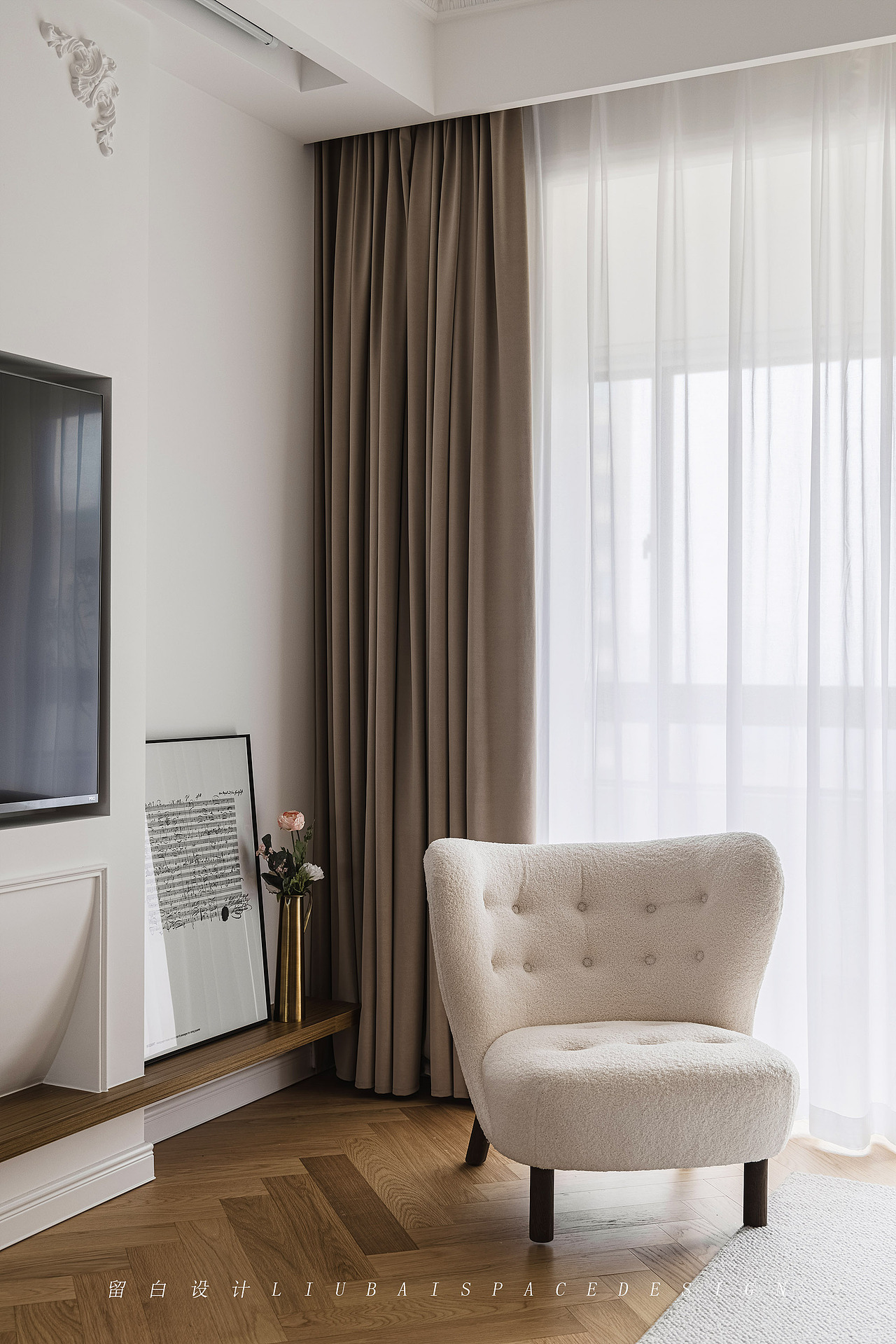 留白设计 「Sniff the rose」