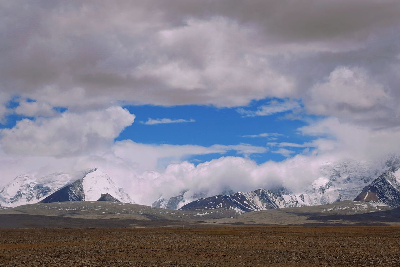 天上的西藏 蓝天白云和雪山
