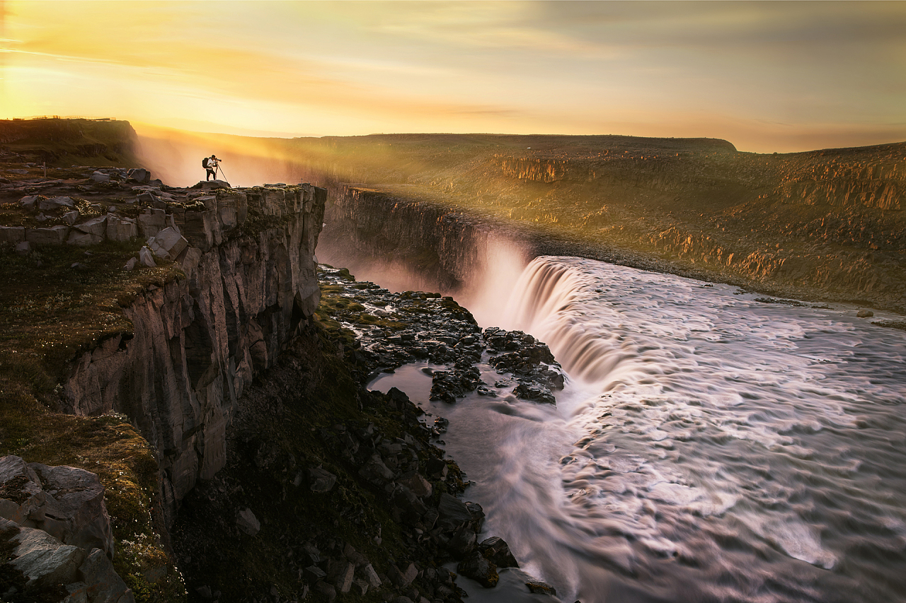 9.《大河之子》 摄于：冰岛黛提瀑布上