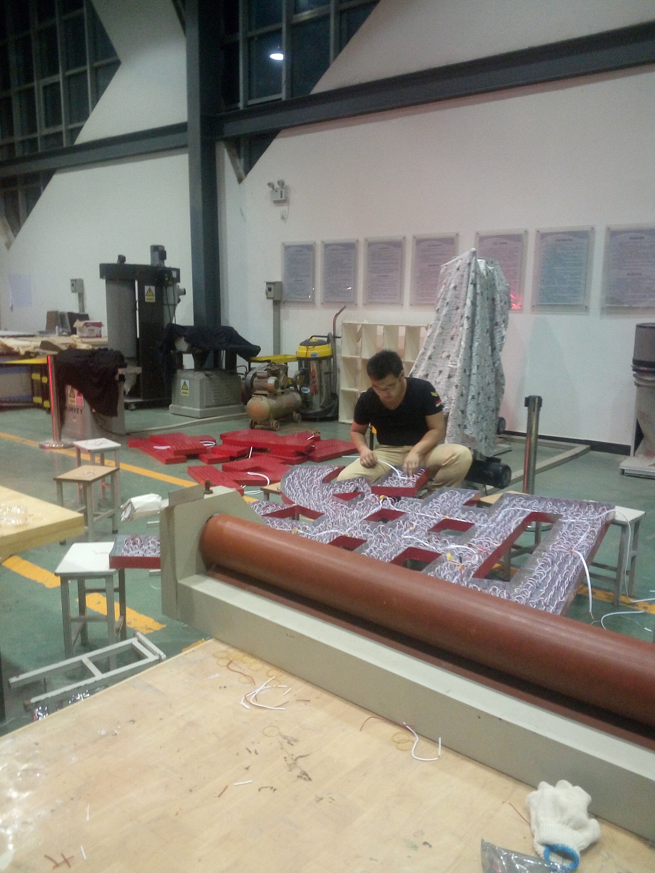 银泰电动汽车展销中心冲孔字