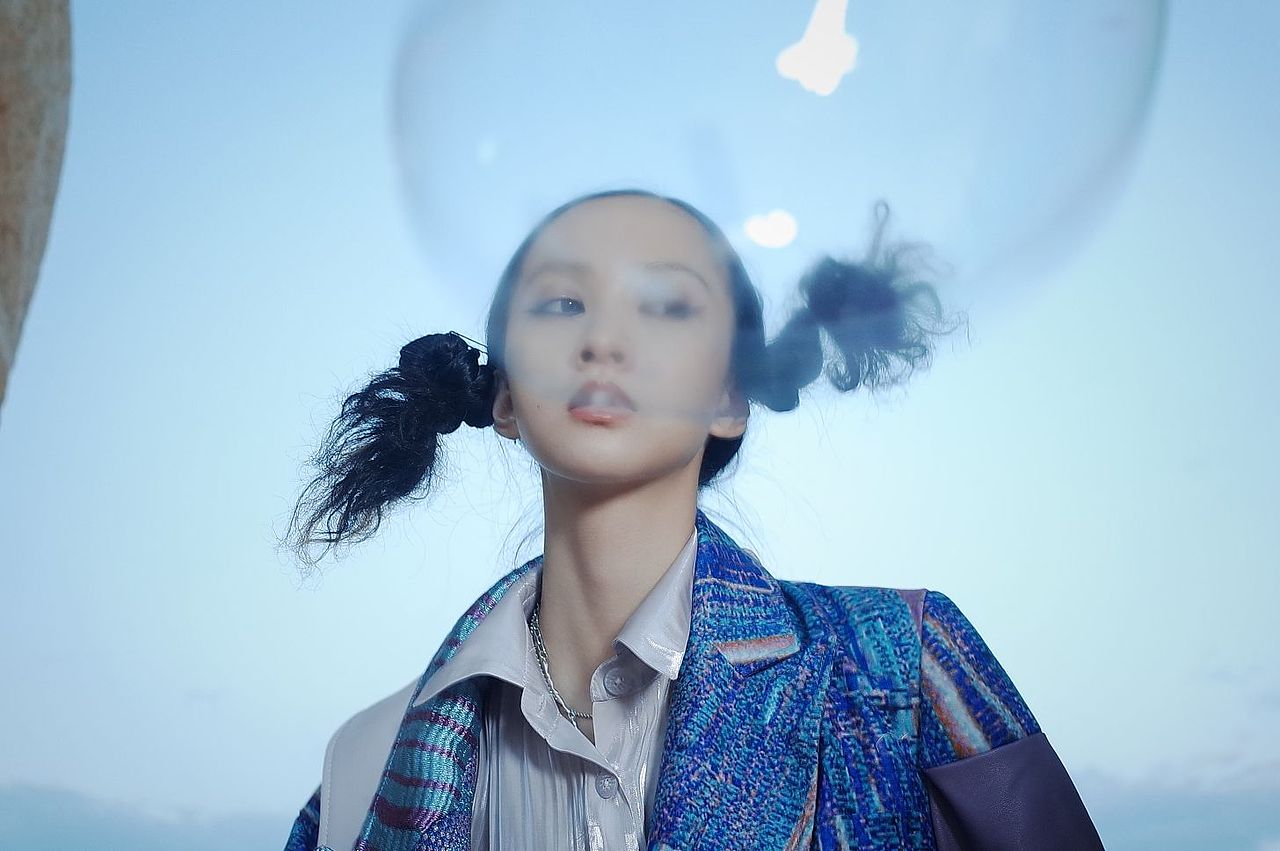 在山上拍照的女孩（图ZMzIzMDIwNDA4） - 时尚/艺术摄影 - 站酷设计师墨小影原创素材 - 站酷ZCOOL