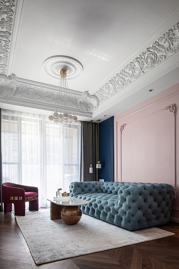 客厅设计大胆且富有创意，脏粉色和藏蓝色的撞色背景墙，搭配湖水蓝进口磨砂皮沙发和酒红色麂皮绒单椅，质感丰富又极有新意，色彩跳跃又相得益彰。<br>