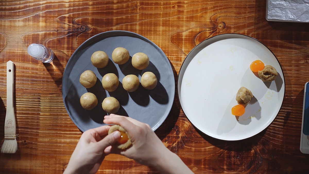 板栗蛋黄月饼 | 味蕾时光（图ZOTMwOTg5NTI=） - 短片 - 站酷设计师小蓝叔原创素材 - 站酷ZCOOL