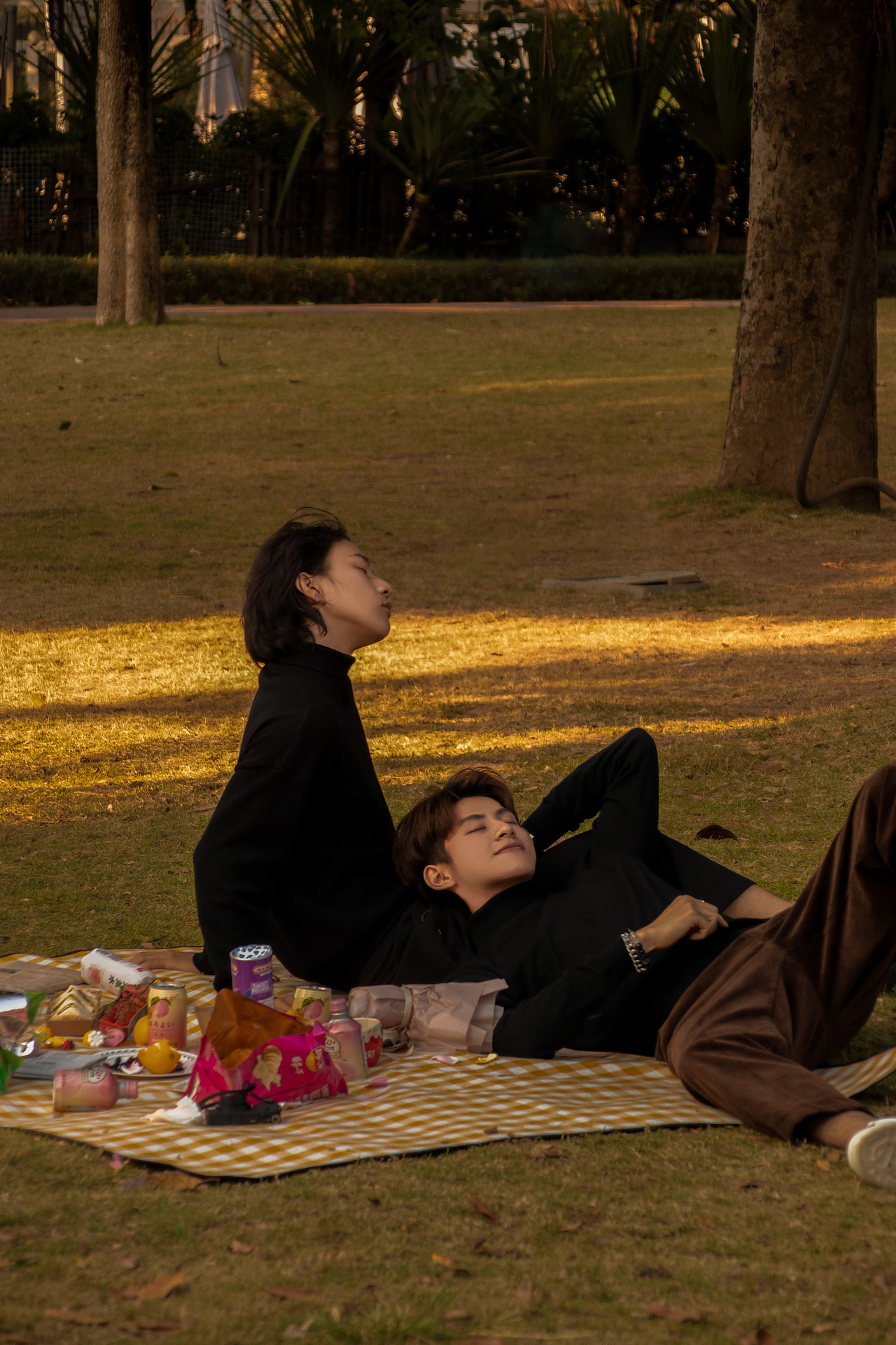 晚秋 · 與朋友野餐（圖ZMjM1MTcxOTIw） - 人像攝影 - 站酷設(shè)計(jì)師奔跑的小橘原創(chuàng)素材 - 站酷ZCOOL