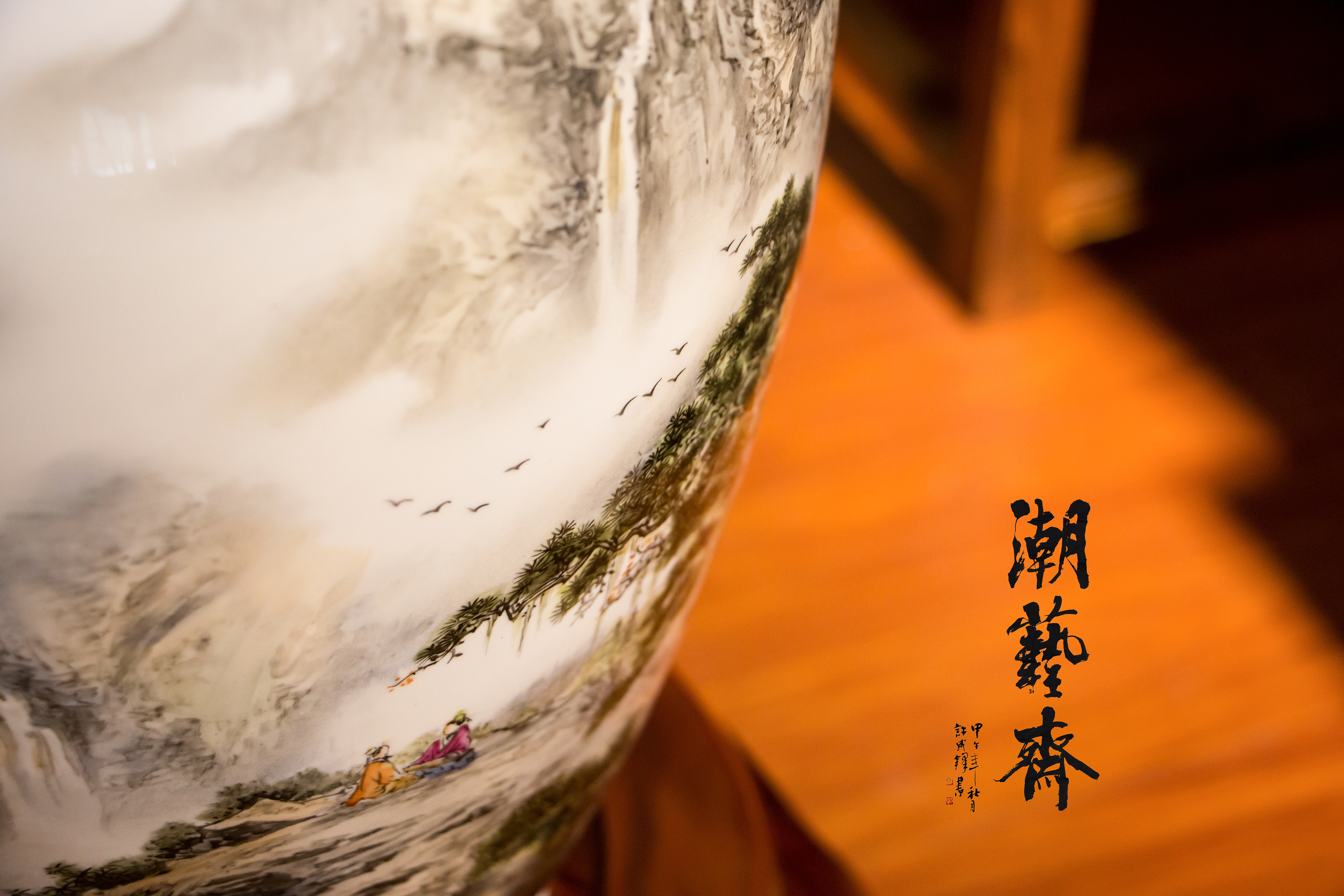 潮彩骨瓷花瓶幽谷鸣泉图纯手绘