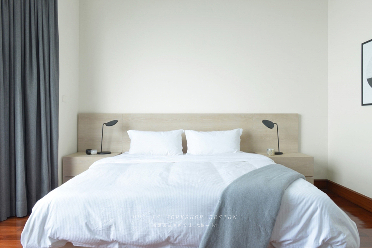 主卧室有充足得储物空间。并且靠窗区域设立了一张懒人椅和小茶几,可以同时给夫妻二人一个互动空间。