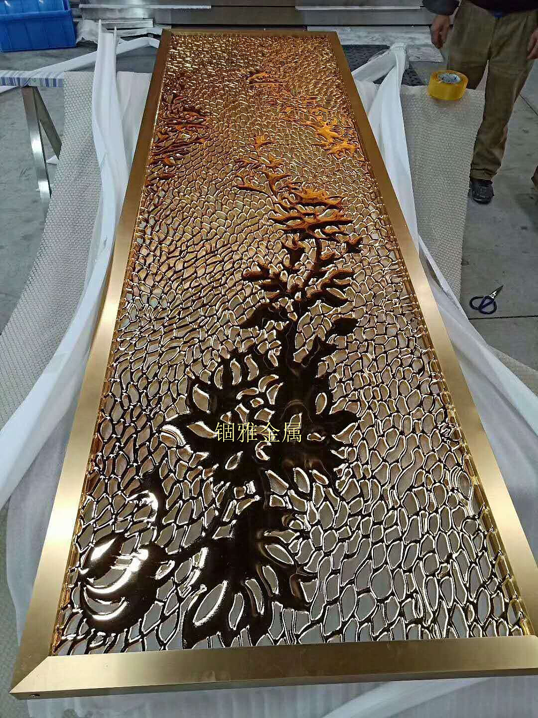 纯铜雕刻屏风,铜艺镂空花格给人以富丽堂皇的感染力