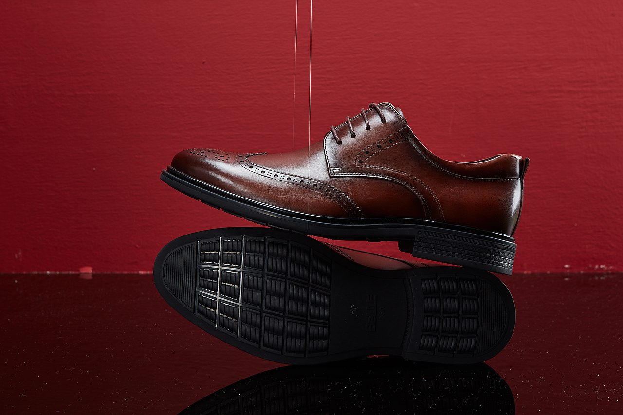 《百丽鞋》来看一组没修图的裸奔