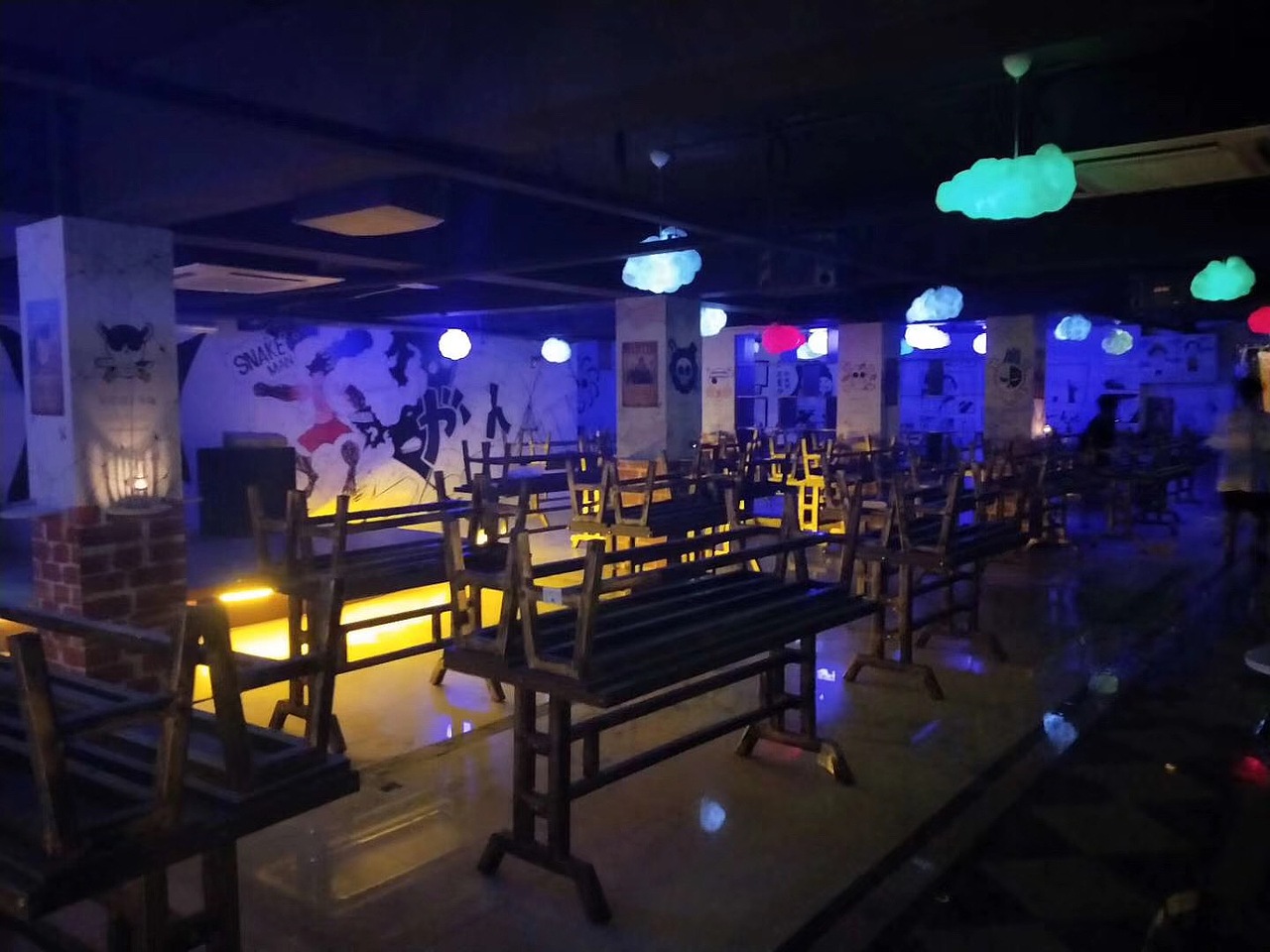 条件极差的环境下完成的海贼王主题墙绘等