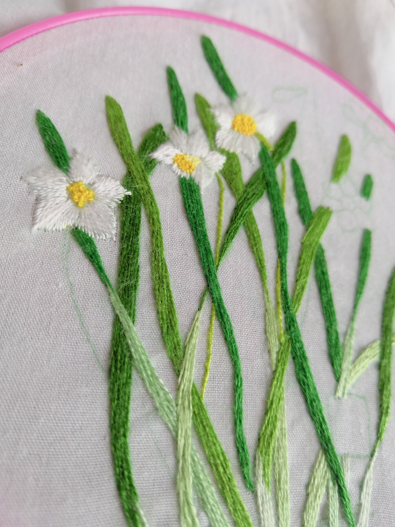 刺绣水仙花|手工艺|其他手工艺|花木染 - 原创作品 - 站酷 (zcool)