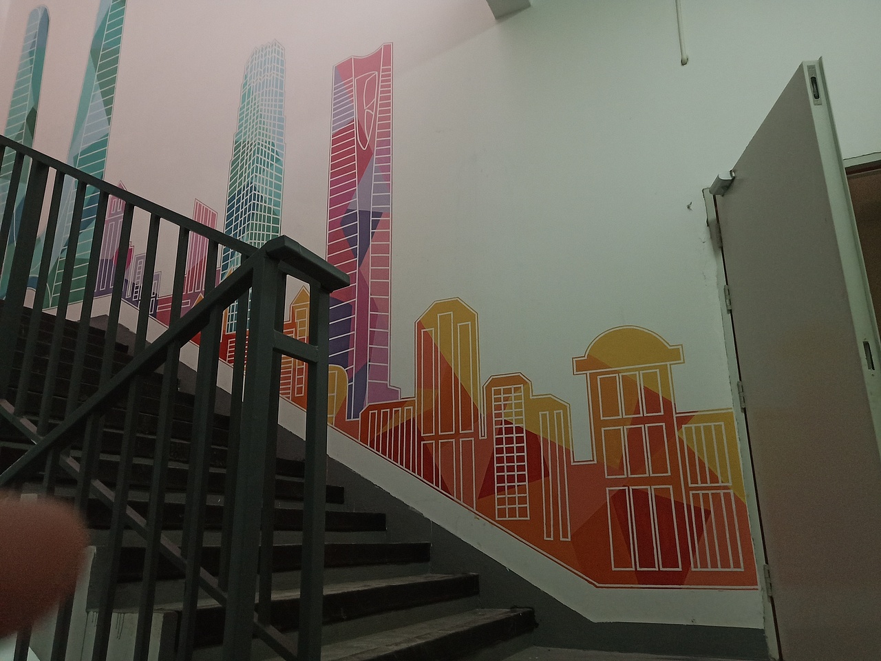 昆明绿地中心楼梯走道墙体彩绘——绿地全国地标建筑