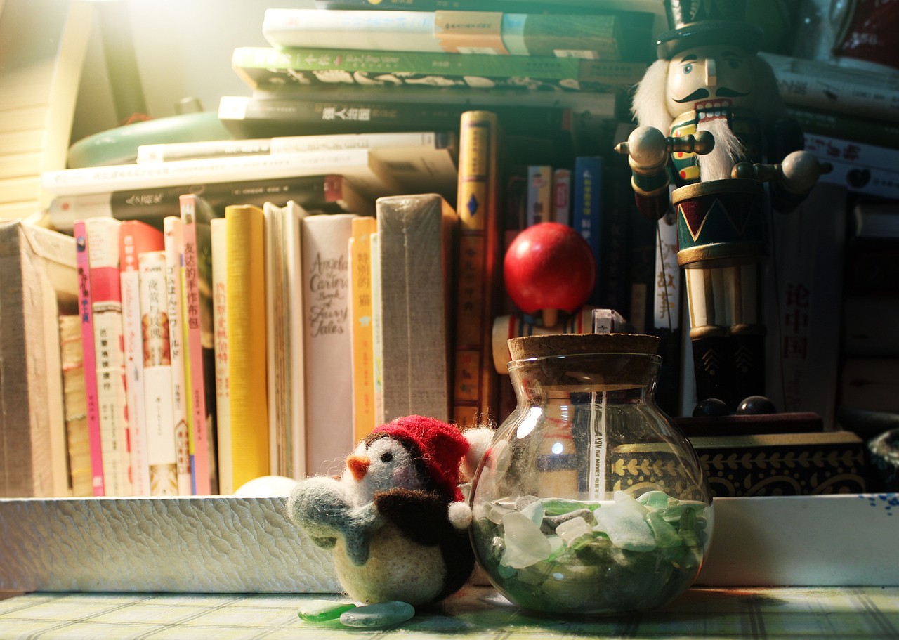 还玻璃和小企鹅就在我的床头柜上，打开床头灯，感觉暖暖的。
