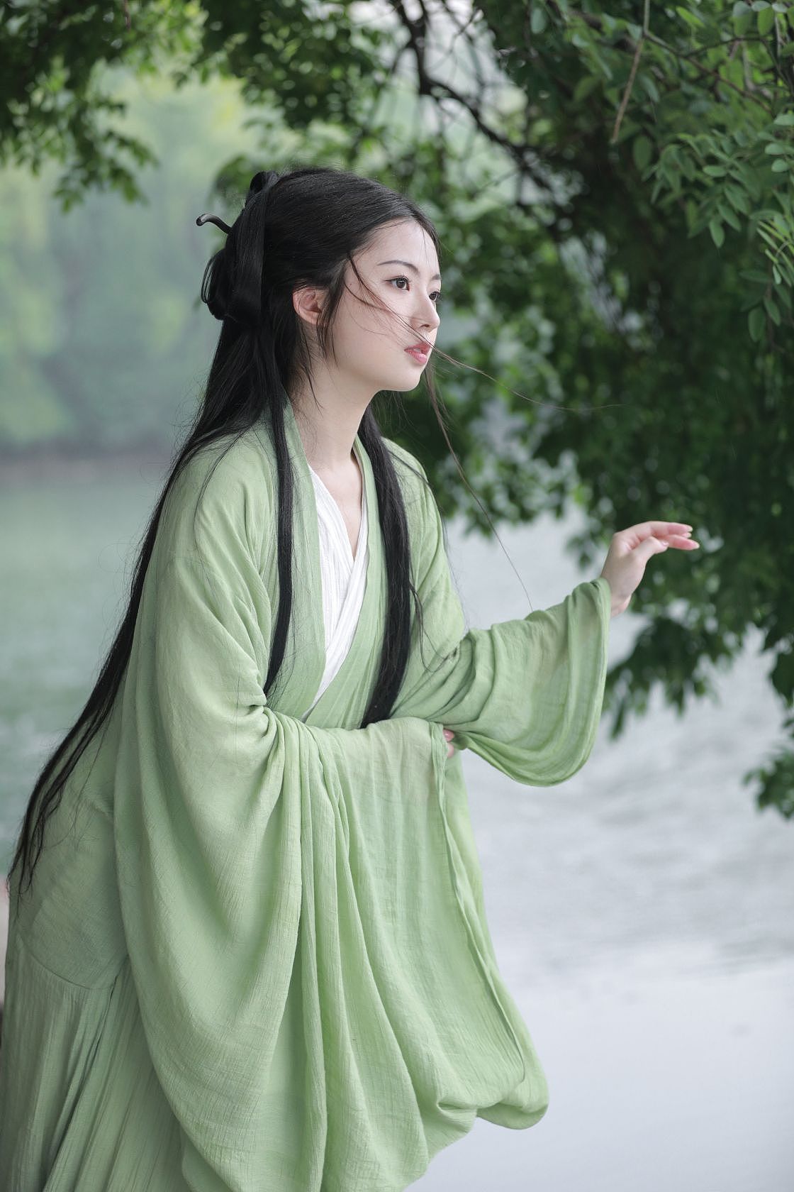 青衫烟雨客    似是故人来