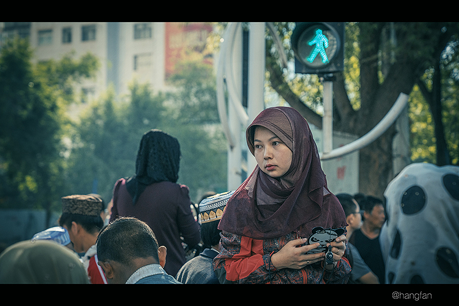 女性不能参加礼拜,只能和游客一样远处观望