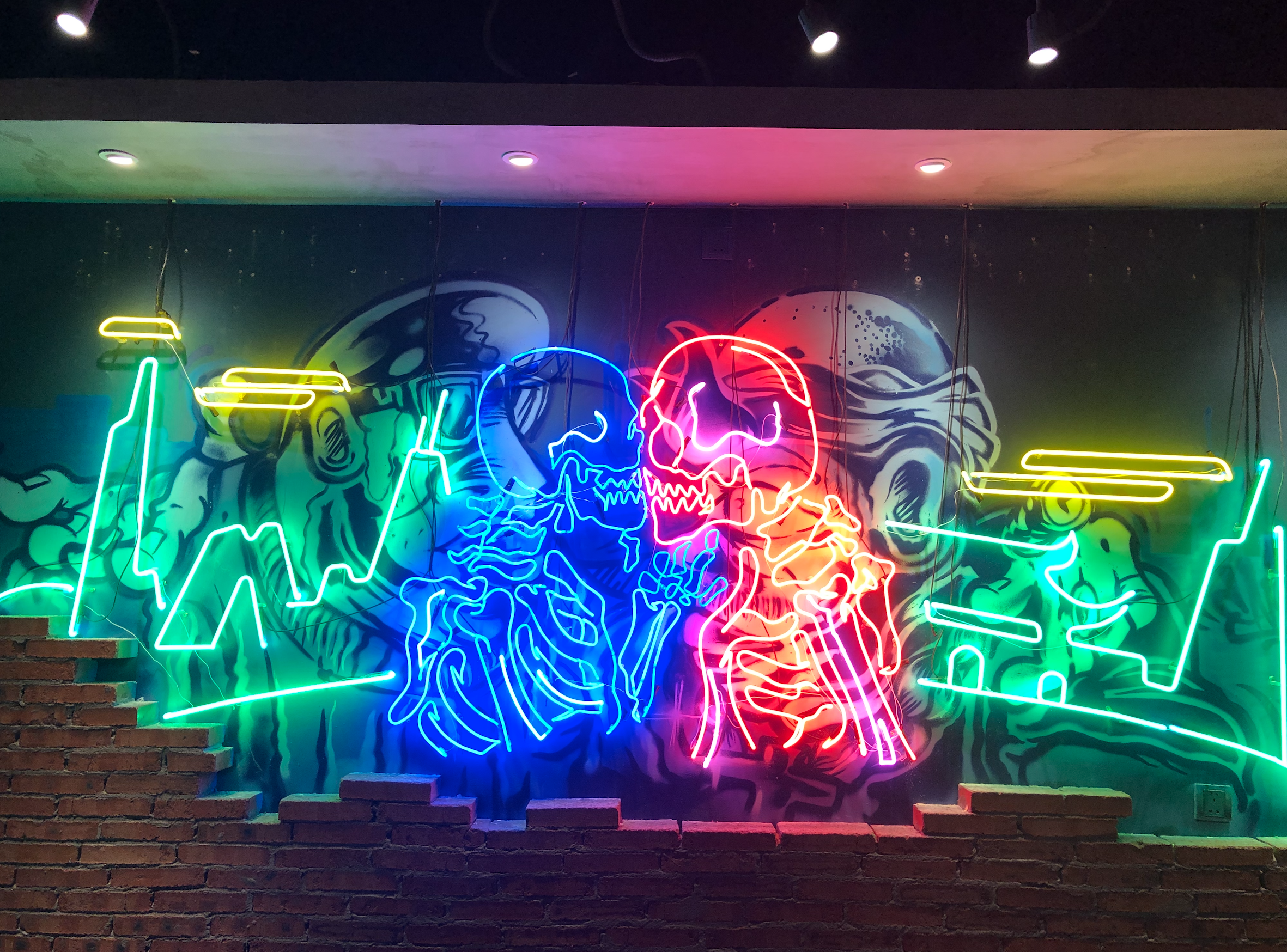 《内心》涂鸦混合霓虹灯装置