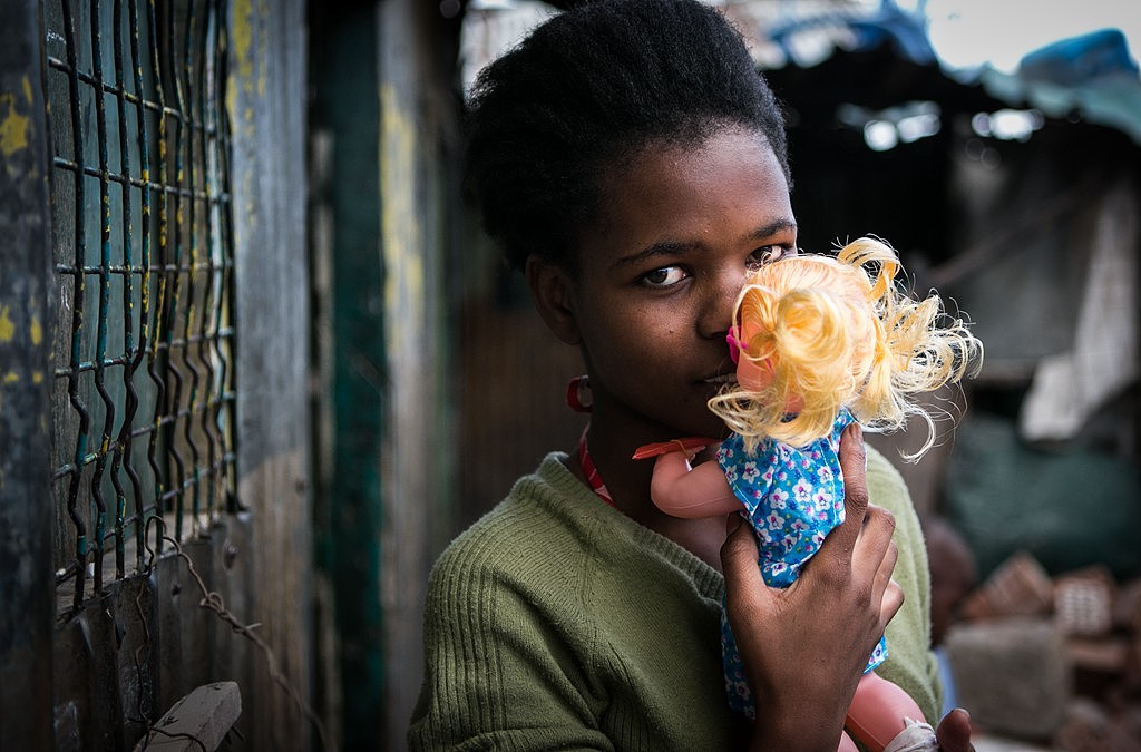 Lynet Mueni
&lt;br&gt;14岁&lt;br&gt;&lt;br&gt;&lt;br&gt;她抱着洋娃娃说要亲它一下，腼腆的看着我的镜头，她的眼睛格外的吸引人，我能看到心灵的纯净，她的梦想是：想成为一名医生，治病救人，也希望长大之后，会有一个圆满的家庭，不会让自己的孩子沦为像她一样的孤儿。&lt;br&gt;