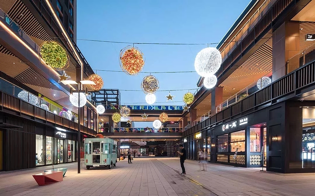 比如广场舞,这不仅仅是中老年人的健身活动,更是一个聊八卦的社交神技