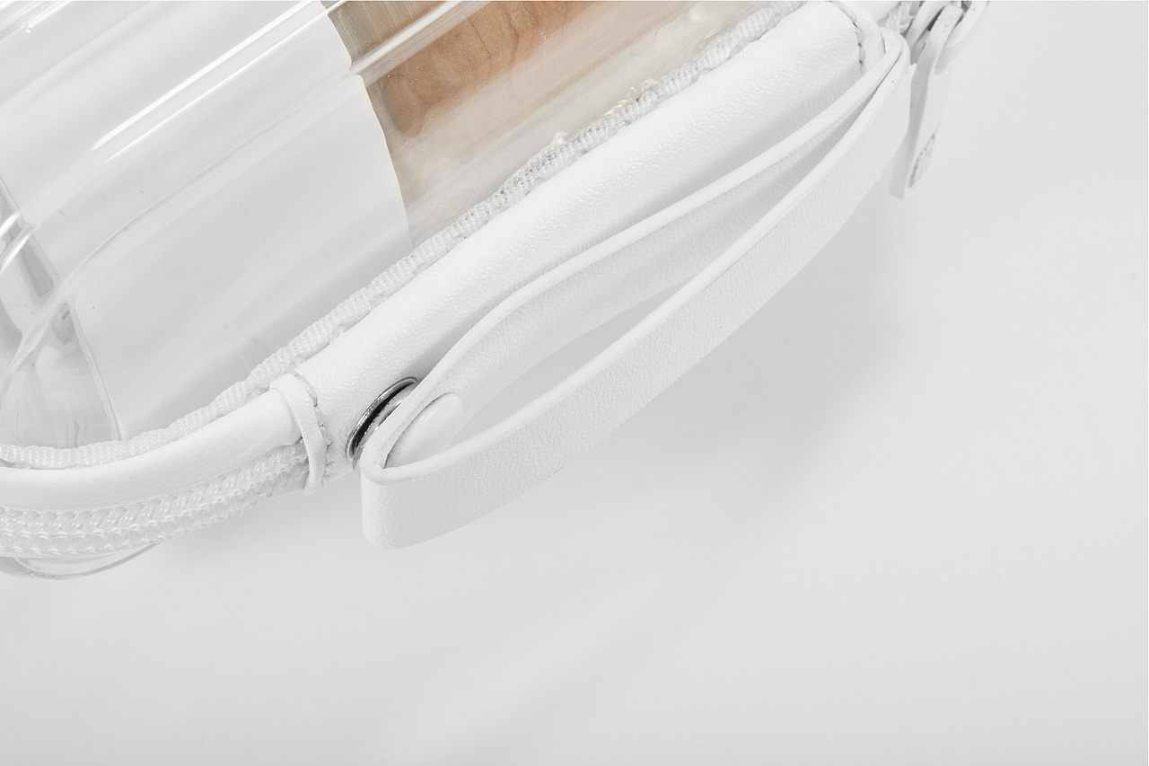 小手带的末端设置了扣钉,如果需要可以扣上,手提带便不会翘起来。