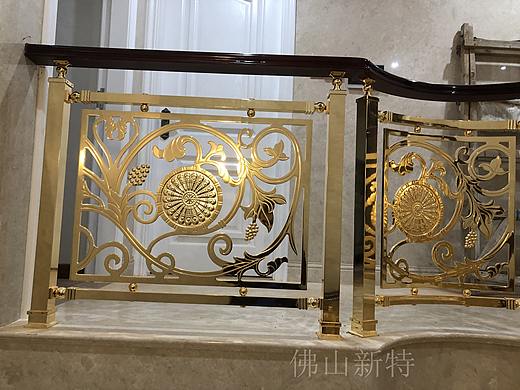 金色铜雕花楼梯扶手别墅现代设计风格