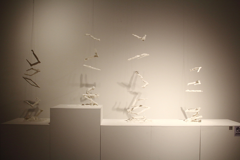 作品：“框中人”系列
作者：杨雅芸<br>导师：章星<br>系别：陶瓷艺术设计系