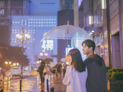 想和你在雨中跳舞