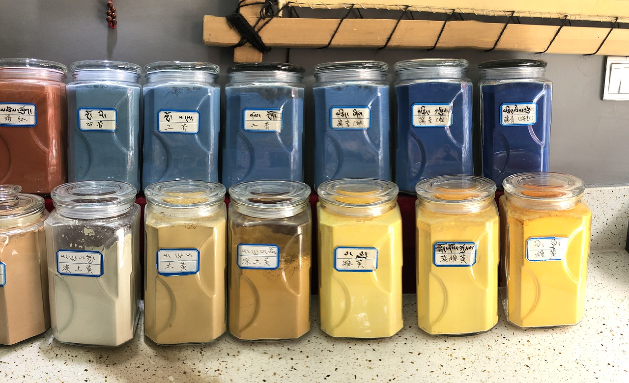 磨唐卡颜料 哈哈哈哈哈 在拉萨的独立插画师 学学唐卡