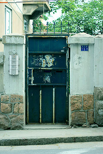 我只是一个人停停走走。