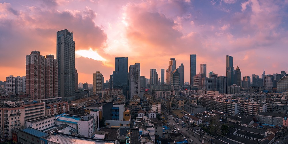 这张是在日落前用相机拍摄了大约四五张全景然后在PS拼接而成。