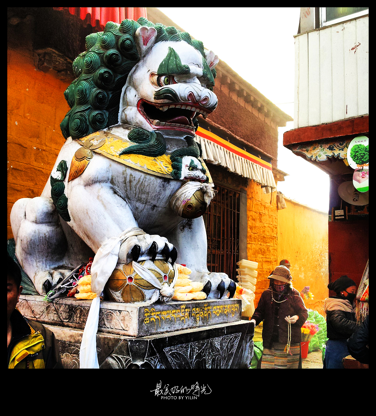 门口有的狮子旁边有个燃烧松枝的地方，具体是什么含义我不得而知，石狮子很萌！