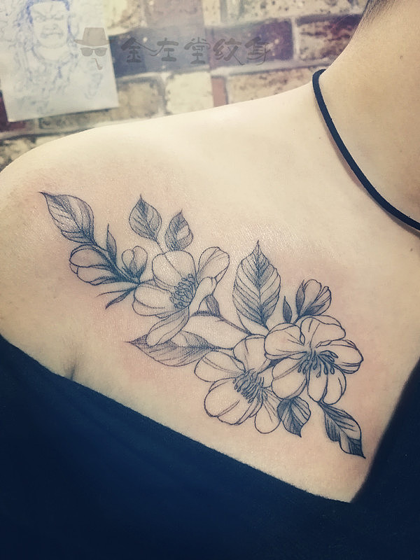 锁骨花纹身 约个 金左堂纹身 专业盖瘢痕 修改纹身