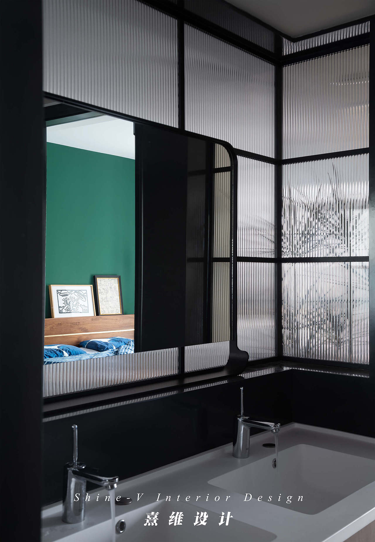 ▲长虹玻璃的另一面挂上镜子,干区选择双台盆组织好便捷的生活方式,客厅中的树影朦胧着透过来几分,在抬头的瞬间,主卧的绿墙撞进眼中,是怦然心动的当下。