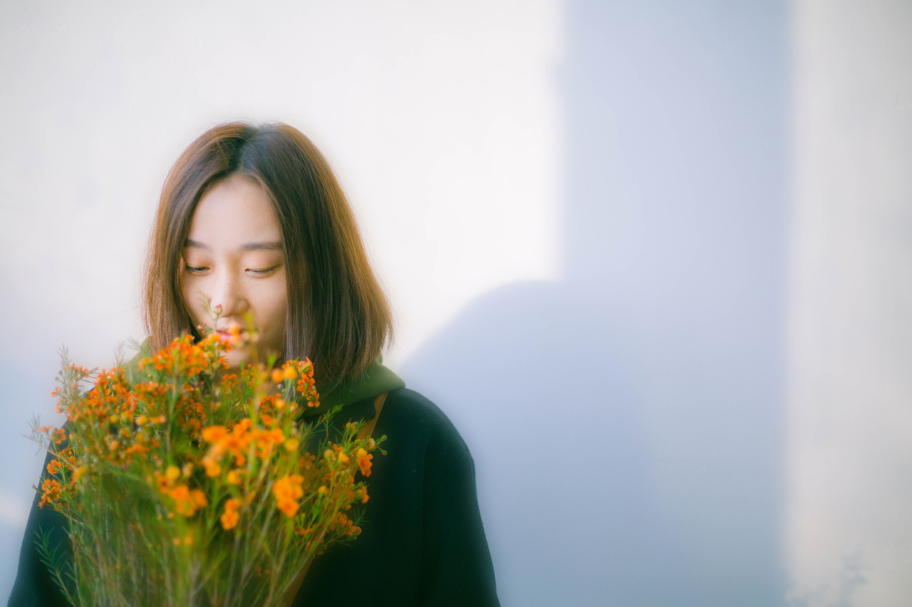 阳光正好,花儿与姑娘