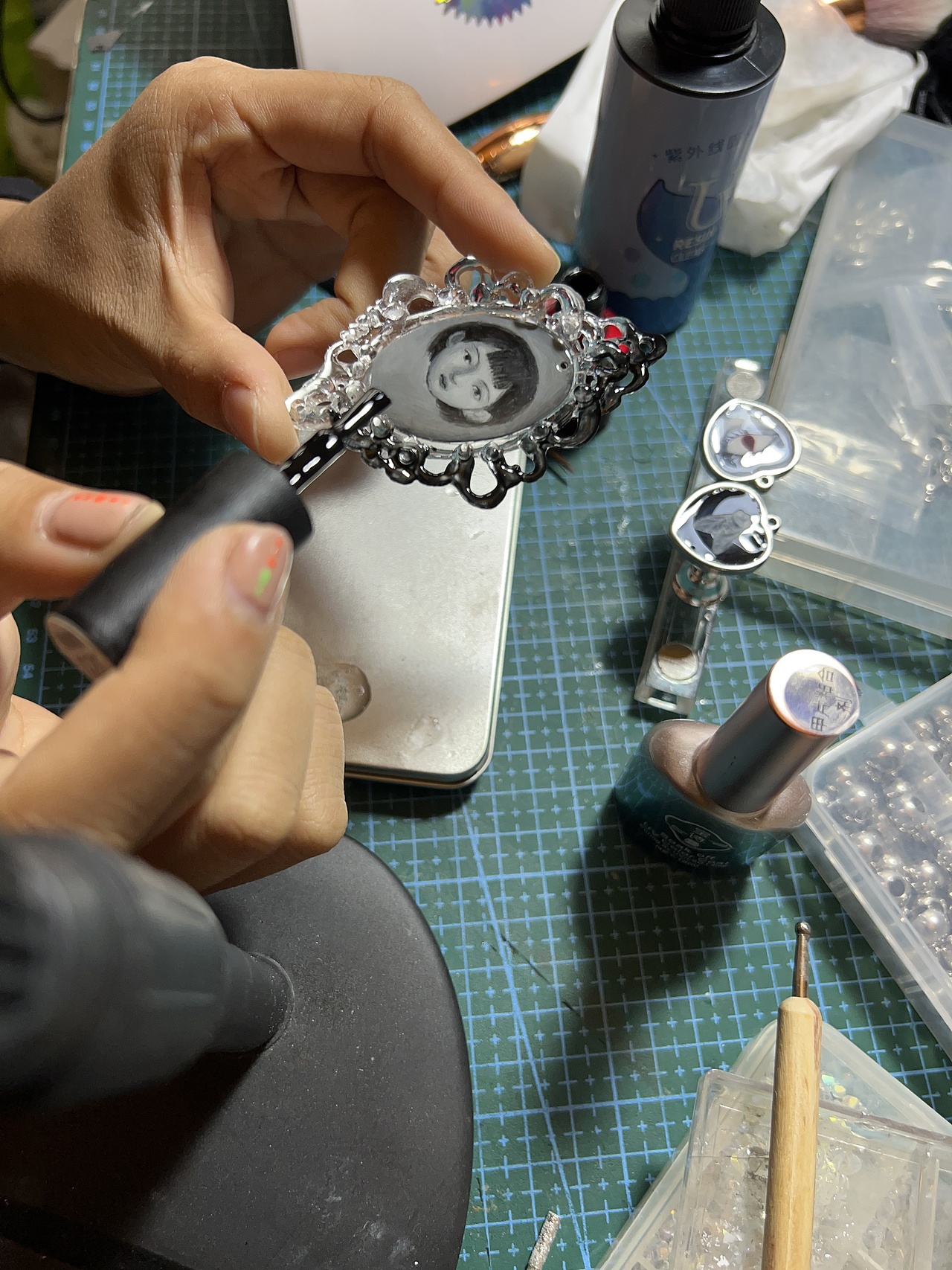 女孩_庸俗陷阱x圆满_用甲油胶做插画吊坠