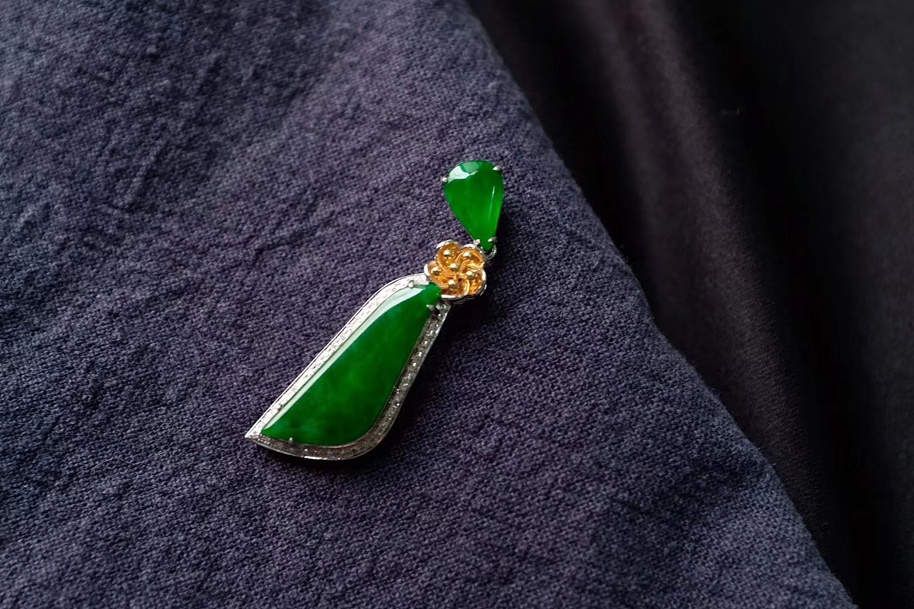 冰绿随行翡翠镶嵌吊坠